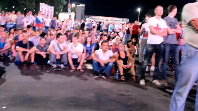 Россияне в Донецке болеют за сборную смотреть онлайн