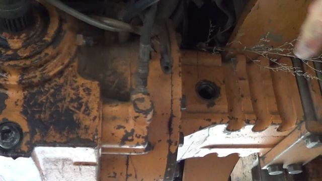 Замена масла заднего моста экскаватора смотреть онлайн