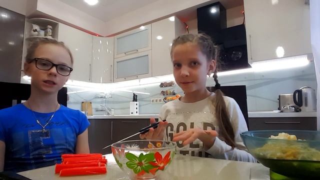 Как приготовить крабовый салат дома. Рецепт крабового салата. Kotoffe смотреть онлайн