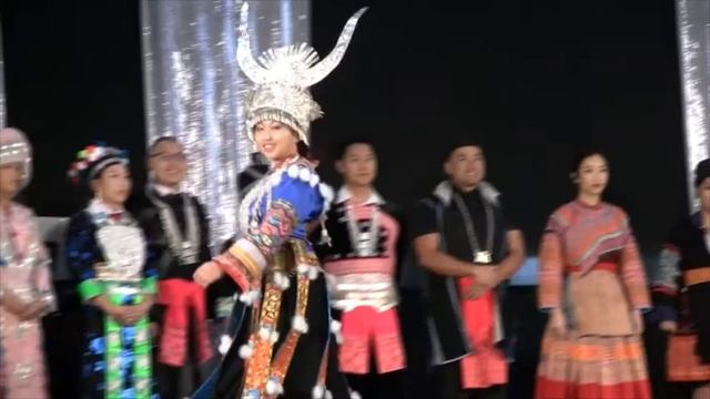 Sak Vue's Kwv Txhiaj Fashion Show @ Sacramento Hmong New Year 2016-2017 смотреть онлайн