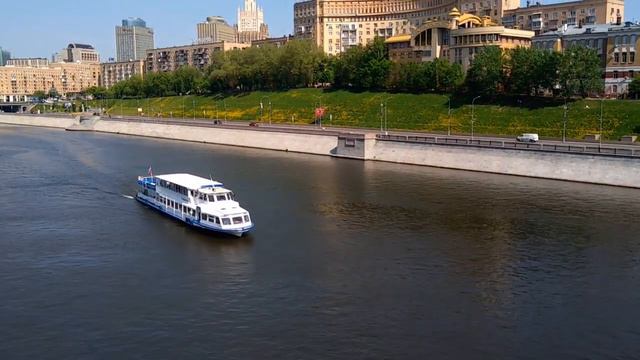 Москва река. Вид с моста у Киевского вокзала / Moscow River. View from the bridge смотреть онлайн