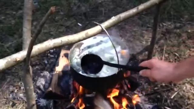 Рыбалка. Варим уху на костре из щуки и других рыб на турслете. Поход с палатками смотреть онлайн