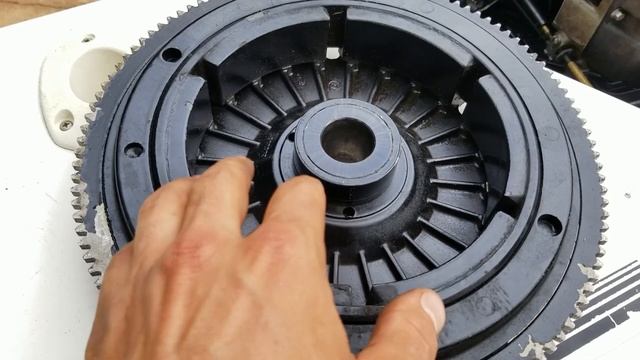 Evinrude Outboard Flywheel Removal and Installation смотреть онлайн
