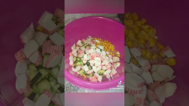 салат из кукурузы,крабовых палочек,яйца и колбасы.