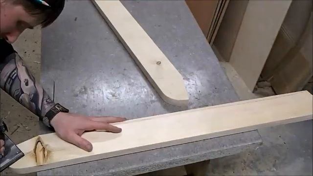 Деревянные полки и комод с наклонными опорами. Wooden shelves and chest of drawers смотреть онлайн