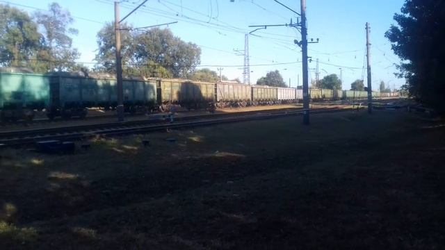 Электровоз ВЛ11м с грузовым поездом на первом пути ст Лихачево до Харькова смотреть онлайн