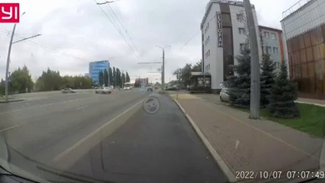 Водитель бетономешалки врезался в столб смотреть онлайн