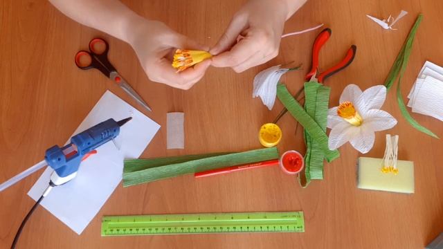 "Нарцисс" из гофрированной бумаги. смотреть онлайн