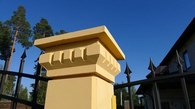 Красивый забор со столбами из бетонных блоков и элементами ковки (собственное производство) смотреть онлайн