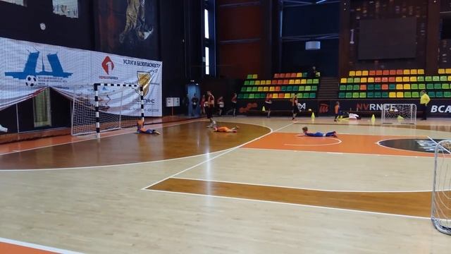 Потренировались, теперь нужно и зал протереть! смотреть онлайн