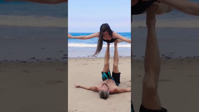 Мужчина и женщина балансируют между собой 😃🆘 смотреть онлайн