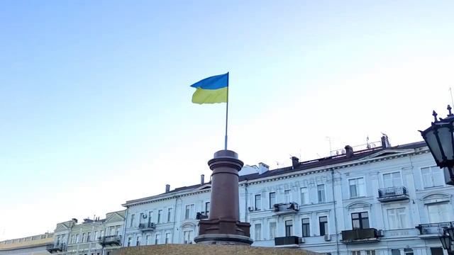 На месте демонтированного ночью памятника Екатерине II был установлен флаг Украины смотреть онлайн