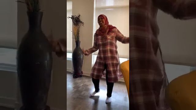 Chicken Dance with Foss смотреть онлайн