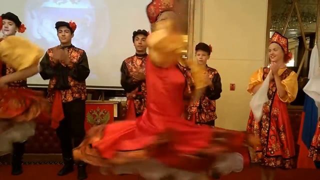 Копия видео "Ansemble of folk dance Katyusha, Day of Russia" смотреть онлайн