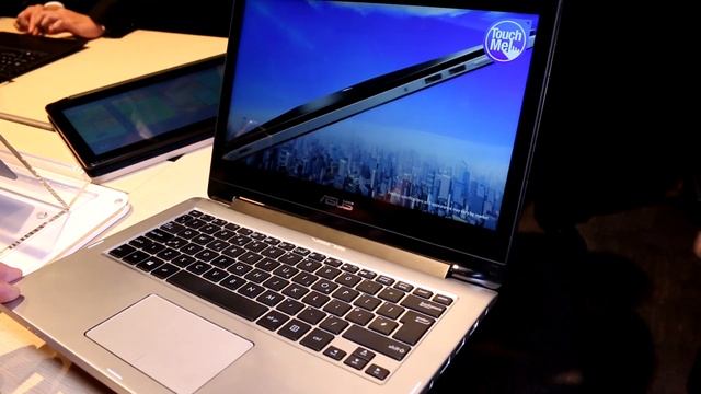 ASUS Transformer Book Flip TP300 Hands On смотреть онлайн