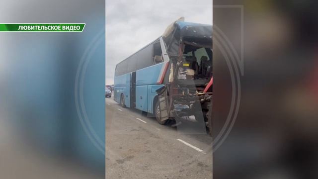 Пассажирский автобус врезался в машины, припаркованные на обочине в Костанайской области смотреть онлайн