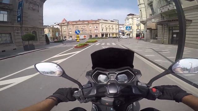 VOZNJA MAXI SKUTEROM OD 125 KUBIKA PO BEOGRADSKOJ GUZVI смотреть онлайн