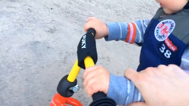 Беговел PUKY, обзор. Владик катается на новом беговеле. Защита для катания смотреть онлайн