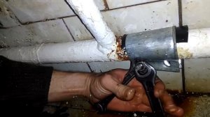 Как правильно поставить хомут на железную трубу???да легко)!