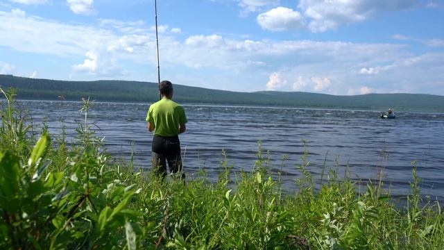 Рыбалка на хариуса в устье притока Ангары с берега смотреть онлайн
