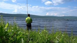 Рыбалка на хариуса в устье притока Ангары с берега