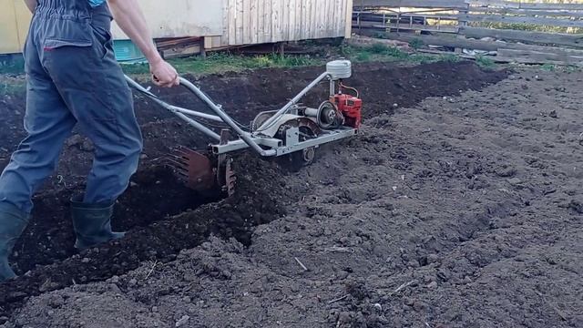 Самодельный окучник. Нарезка борозд. смотреть онлайн