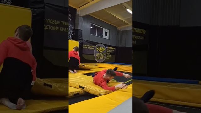 Опа, Юра, блин!!! ? Как тренирую сальто назад с кувырка вперёд. #сальто #трюки #батут #как