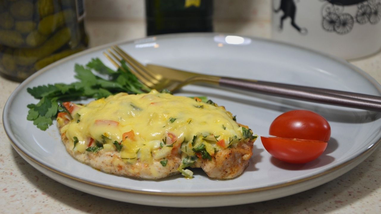 Куриная грудка "под шубой" в духовке. Сочная куриная грудка. смотреть онлайн