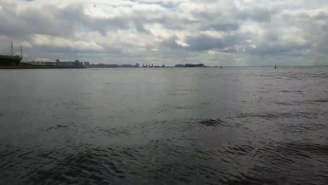 Финский залив у парка 300-летия Санкт-Петербурга. 26.05.2019. смотреть онлайн