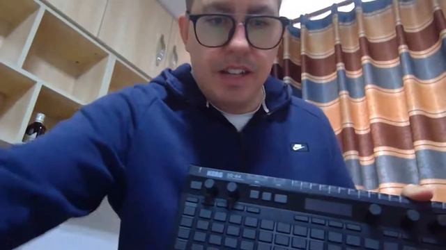 Opening a Package. Korg SQ-64 unboxing. смотреть онлайн