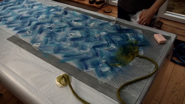 Filzanleitung: Nunofilzen eines Stirnbandes - Schal / felting смотреть онлайн