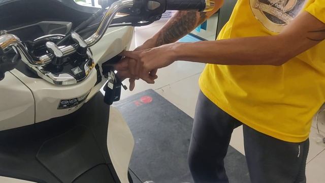 PCX 160 Key Activation And Basic Features