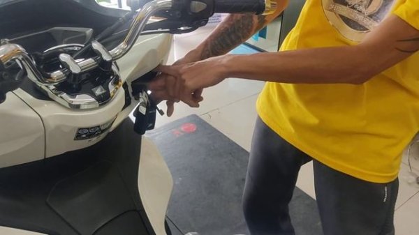 PCX 160 key activation and basic features