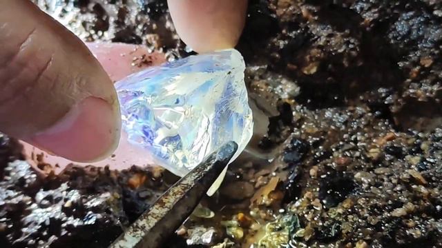 Rare Purple Veined Agate. Diamonds And Crystals In The Valley