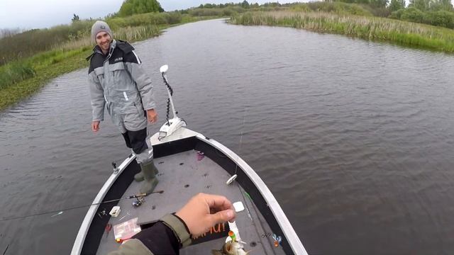 Рыбалка на ПОППЕР / ловля щуки и крупного окуня на спиннинг / Рыбалка на Днепре смотреть онлайн