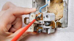 Почему отгорают провода в розетке.