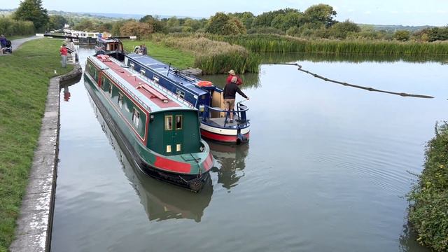 English country dancing on the Kennet & Avon Canal смотреть онлайн