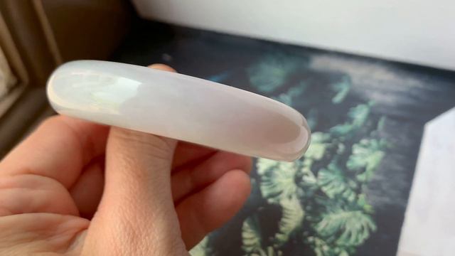 55.3mm A-Grade Natural Light Lavender Green Jadeite Modern Oval Bangle No.330085 смотреть онлайн