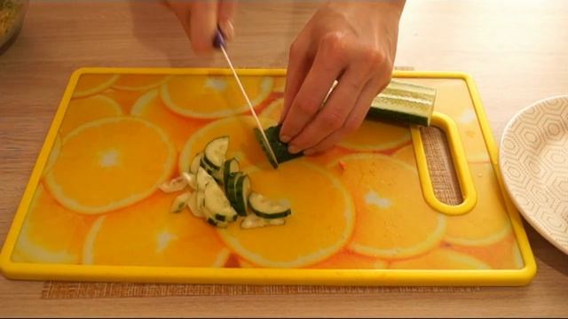 Салат из пекинской капусты с овощами и оливковым маслом смотреть онлайн