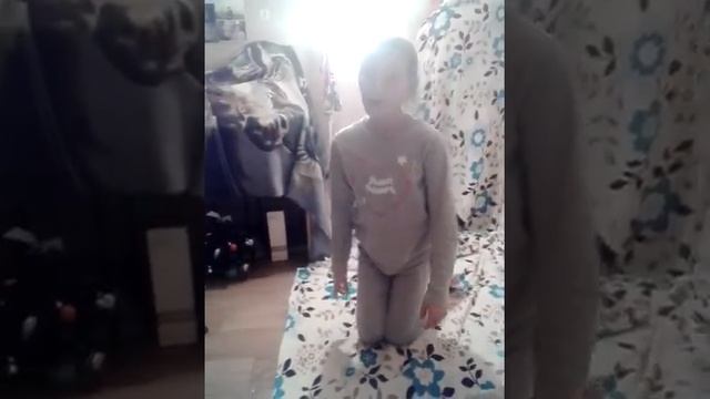 Урок акробатических движений ( шпагат и мостик )