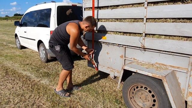 Перевозка тюків. 75 великих тюків вкладаємо у автомобільний прицеп. смотреть онлайн