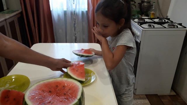 Арбуз! Какой же он внутри? Первый в этом году! смотреть онлайн