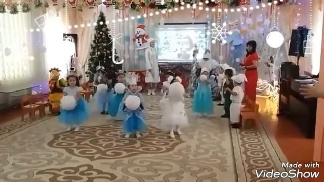 Vlog. Амира на утреннике в детском саду! Дед Мороз дарит подарки!!! смотреть онлайн
