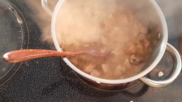 МЯСО С МАКАРОНАМИ И С САЛАТОМ ИЗ МОРСКОЙ КАПУСТЫ