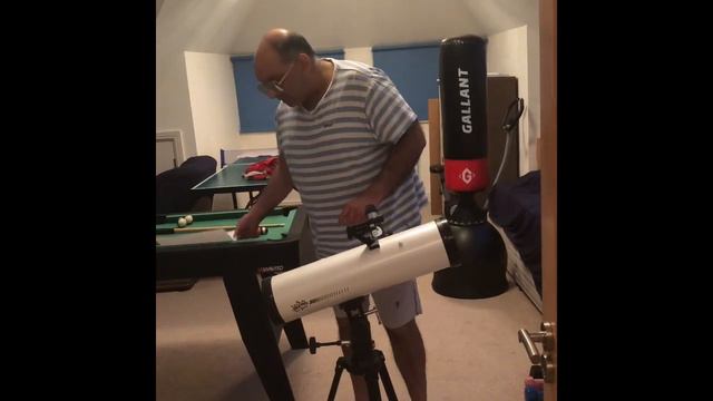 Starlink satellites over the sky in the u.k..The sky at night with Mr Messed Up. смотреть онлайн