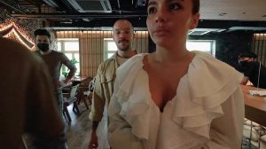 ВАЛЯ КАРНАВАЛ работает в Тануки | Огромные тараканы и живой угорь | Пранк