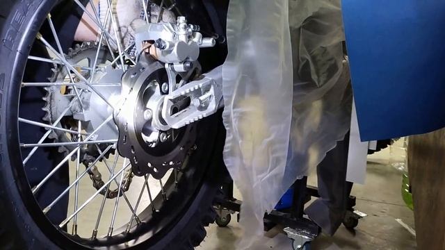 ТАНЦЫ С БУБНОМ УСТАНОВКА ЗАДНЕГО  КОЛЕСА НА ЭНДУРО МОТОЦИКЛ