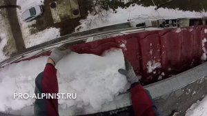 Жуткое обледенение кровли балкона. Уборка наледи и снега с крыши.