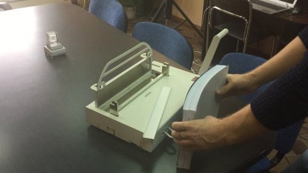 Переплет Metalbind документов 300 листов с обложкой из цветного картона на OPUS Atlas 300