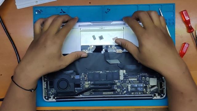 Macbook Air 11inch A1465 2015 Trackpad Replacement смотреть онлайн